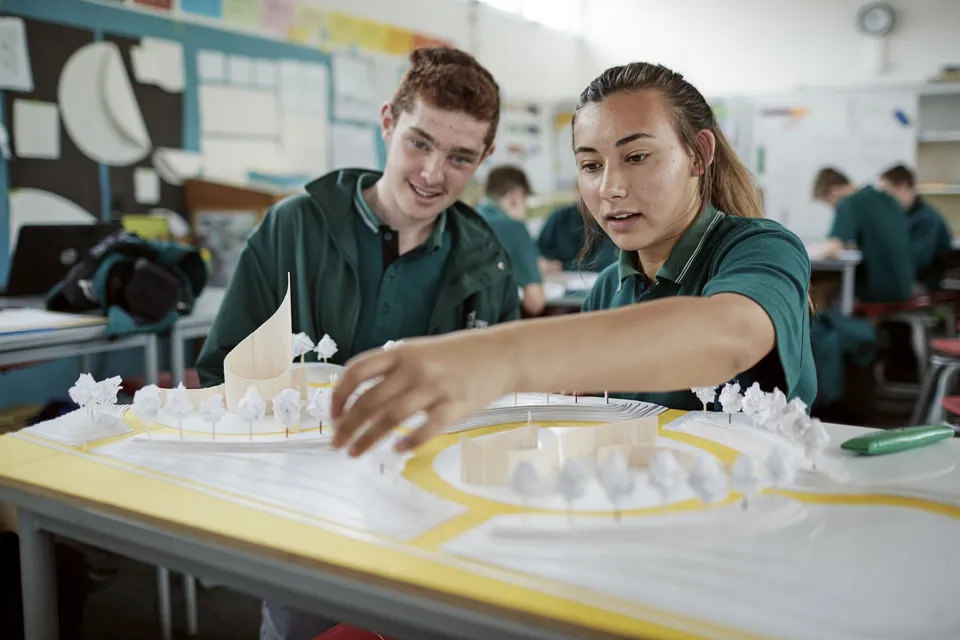 Due studenti lavorano insieme a un progetto su un tavolo nell'aula dell'Orewa College.