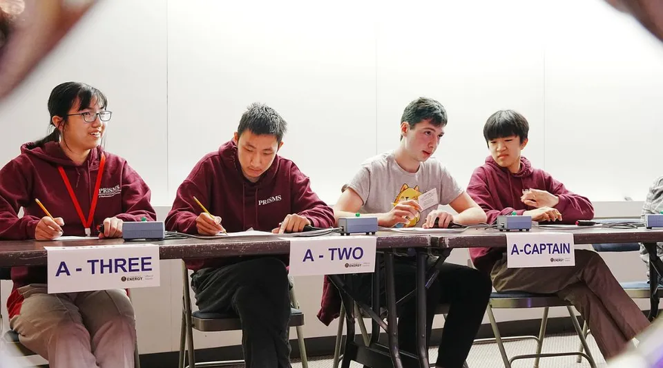 Quattro studenti lavorano ai banchi in un'aula della Princeton International School of Mathematics & Science.
