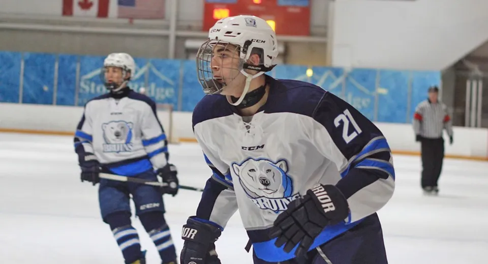 Un giocatore di hockey su ghiaccio della Blyth Academy con maglia e casco sulla pista.