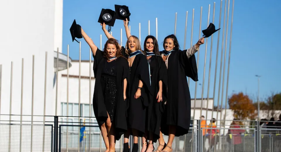 Un gruppo di quattro studentesse festeggia il diploma nel campus del Galway Community College.