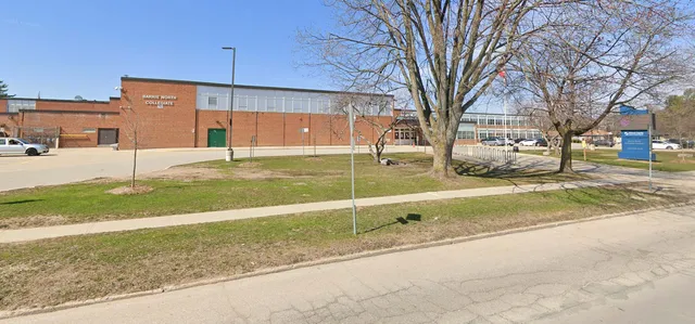 Edificio in mattoni con un grande cartello all'interno del campus del Barrie North Collegiate Institute.