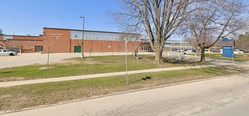 Edificio in mattoni con un grande cartello all'interno del campus del Barrie North Collegiate Institute.