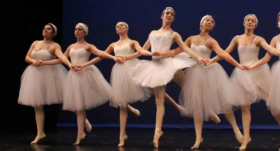 Un gruppo di ballerine si esibisce in uno spettacolo di danza sul palco della JSerra Catholic High School.