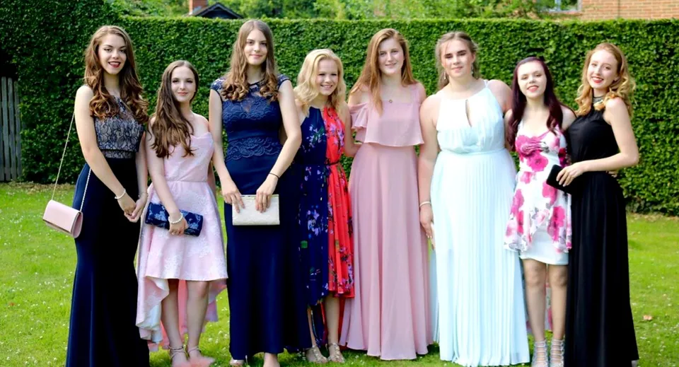 Un gruppo di giovani donne è insieme nel giardino della Leighton Park School.