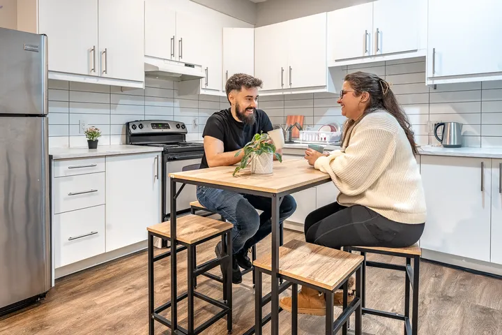 Gastmutter und Schüler am Küchentisch einer Gastfamilie in Toronto
