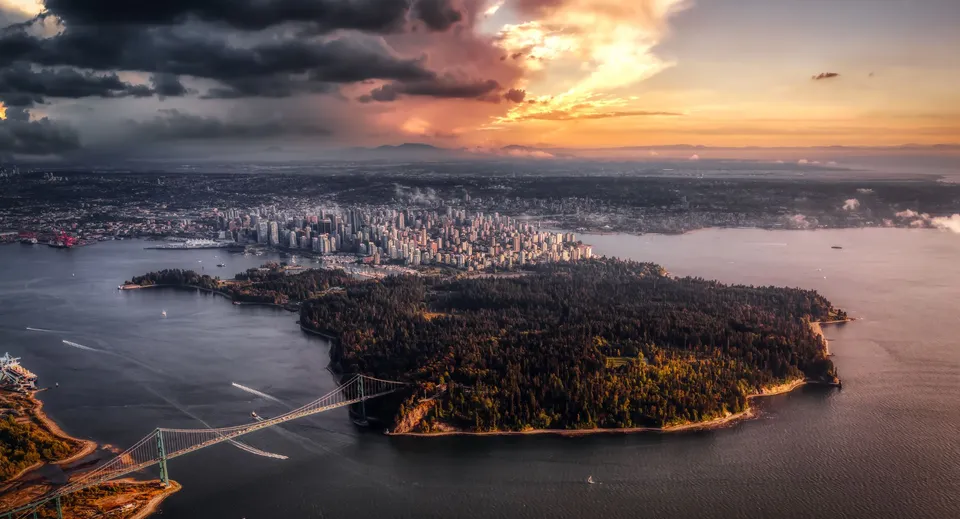 La foto aerea mostra la città di Guelph con un'isola boscosa e un cielo suggestivo vicino al Guelph Collegiate Vocational Institute.