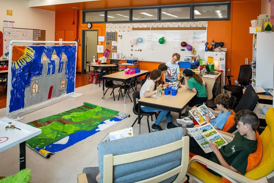 Studenti della Rose-Des-Vents School partecipano attivamente alla lezione di arte in un'aula colorata con molti materiali didattici.