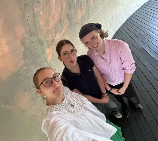 Theresa und zwei Freundinnen machen ein albernes Selfie in einem Metallgerüst in England
