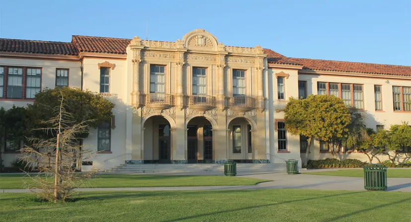 L'edificio del Santa Barbara Unified School District è circondato da un'area verde ben tenuta con alberi.