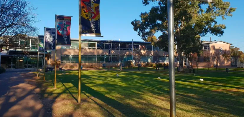 L'edificio a più piani della Salisbury High School è circondato da un prato con alberi.
