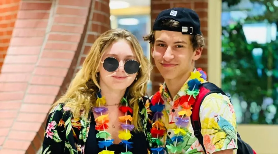 Due persone si trovano davanti a un edificio in mattoni della South Grenville District High School.