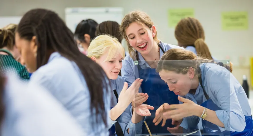 Un gruppo di studentesse del Cheltenham Ladies' College chiacchiera animatamente in un'aula.