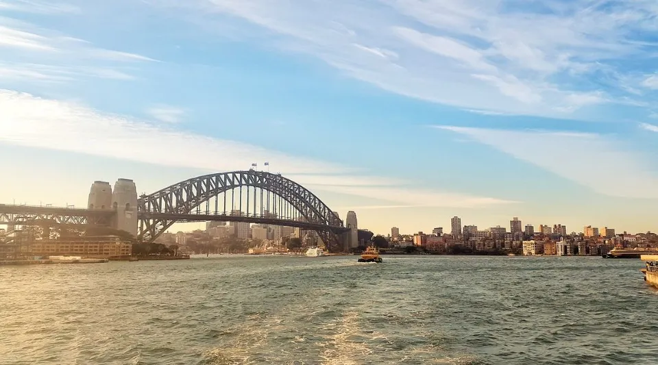 L'immagine mostra il Sydney Harbour Bridge con lo skyline sullo sfondo nel campus della South Sydney High School.