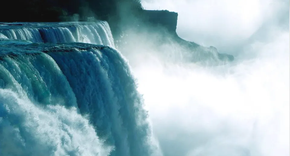 Una cascata scorre lungo un pendio roccioso nei dintorni della Nantyr Shores Secondary School.