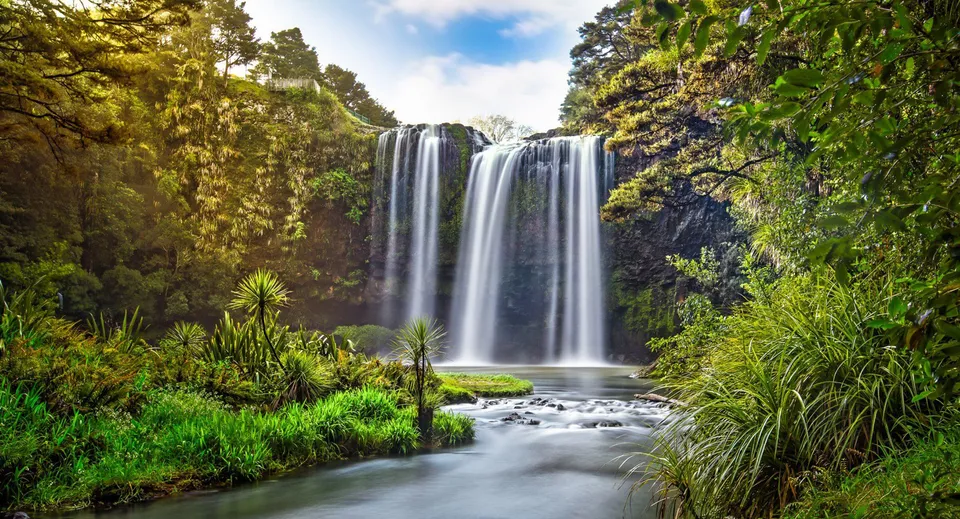Un doppio paesaggio di cascate con un ruscello tranquillo in primo piano nel campus della Whangarei Boys’ High School.