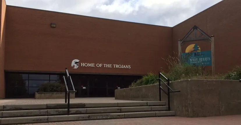 L'edificio marrone con la scritta Home of the Trojans nel campus della West Ferris School.