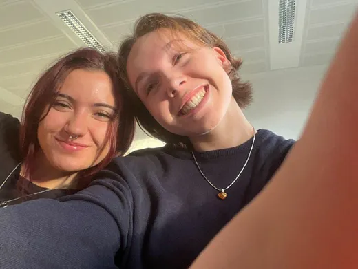 Due ragazze sorridenti in un selfie ravvicinato