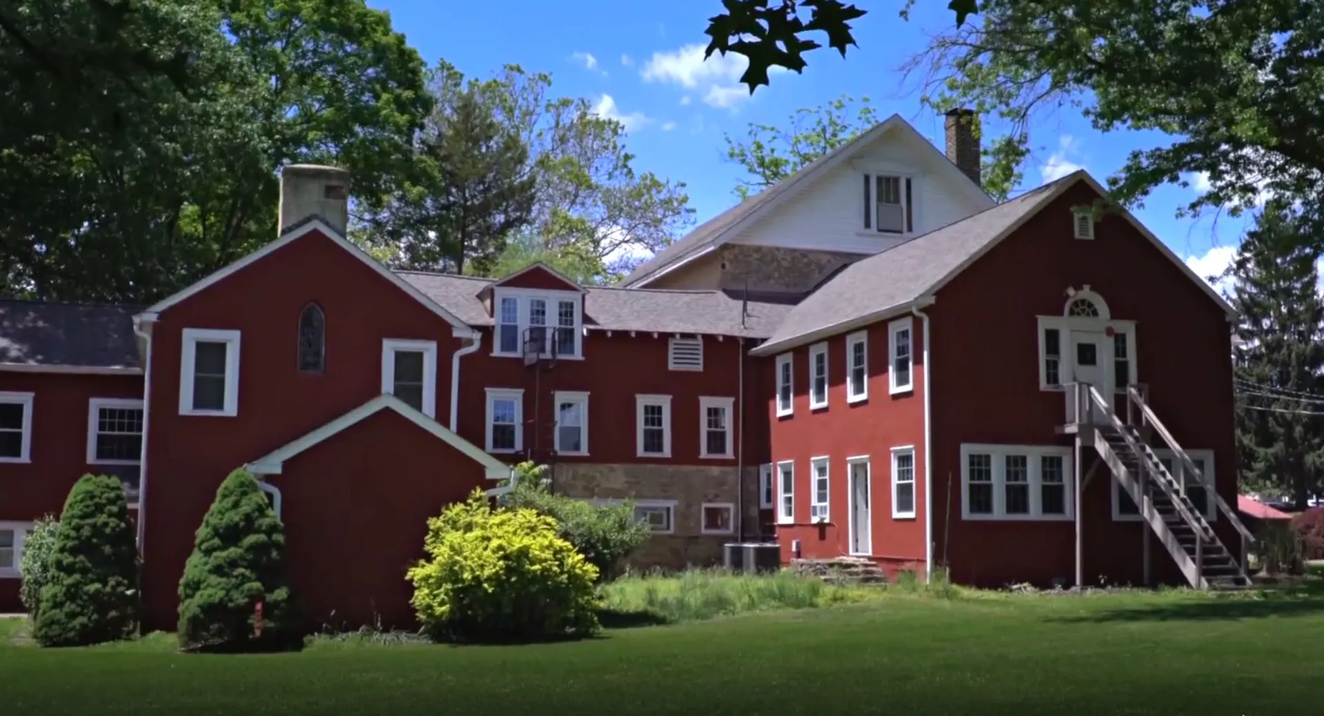 L'edificio in mattoni rossi è circondato da un paesaggio verde e si trova nel campus della Solebury School.