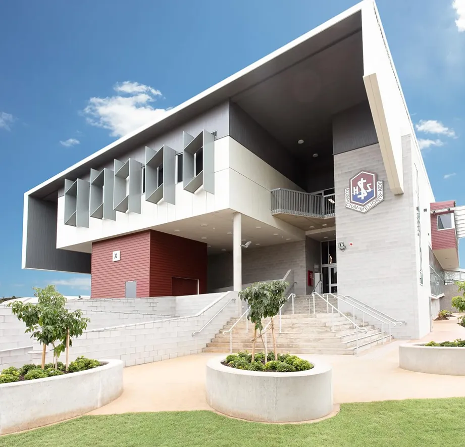 Edificio moderno de un instituto australiano con escalinata de acceso y jardineras