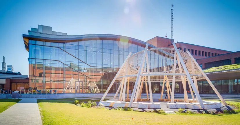 L'edificio moderno dell'Algonquin College con una facciata in vetro e una struttura in legno nel campus.
