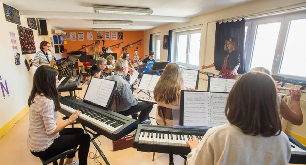 Schülerinnen und Schüler im Musikunterricht an Keyboards in Frankreich