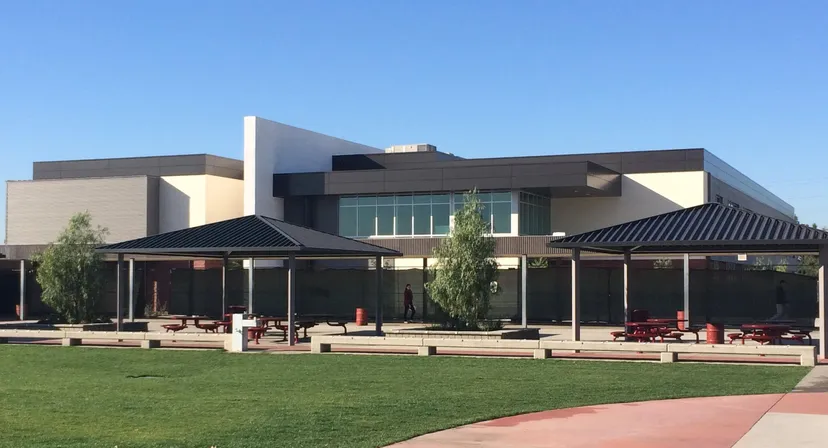 L'edificio moderno a più piani con facciata in vetro e area esterna coperta nel campus del Chaffey Joint Union High School District.