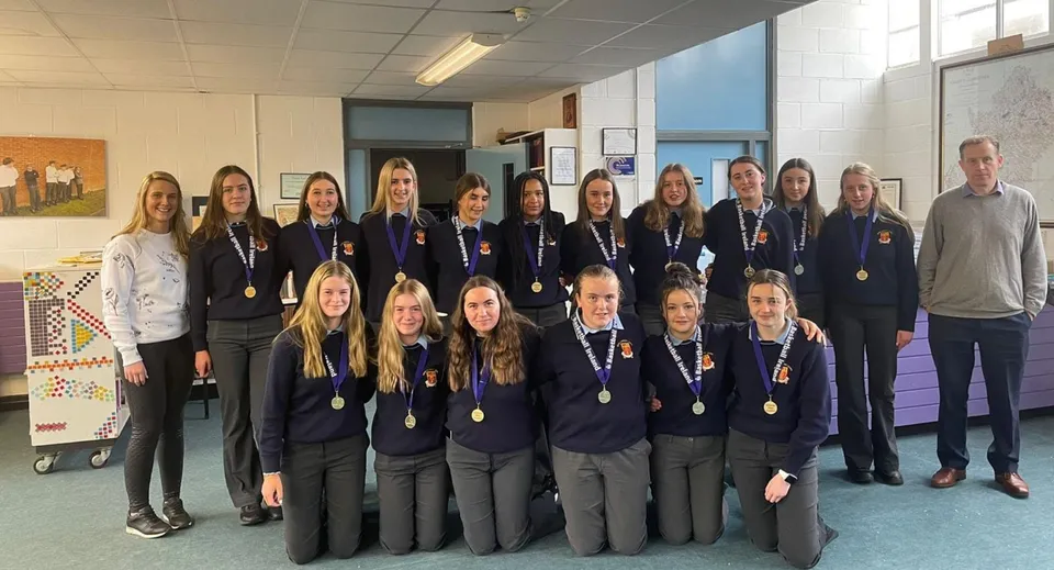 Un gruppo di studentesse della Moyne Community School posa insieme in classe.