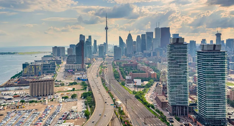 Una vivace vista della città con grattacieli e spiaggia sotto un cielo nuvoloso senza un legame diretto con la Georges Vanier Secondary School.