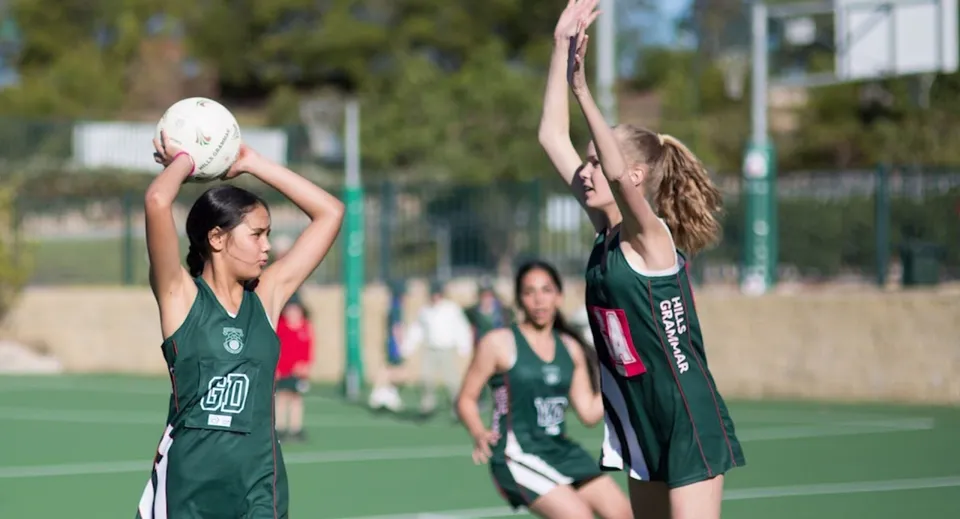 Due giocatrici di basket giocano sul campo da basket della The Hills Grammar School.