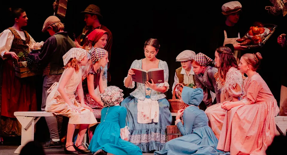 Studenti della Hilton Head Preparatory School in costumi storici sono sul palco e recitano uno spettacolo teatrale.