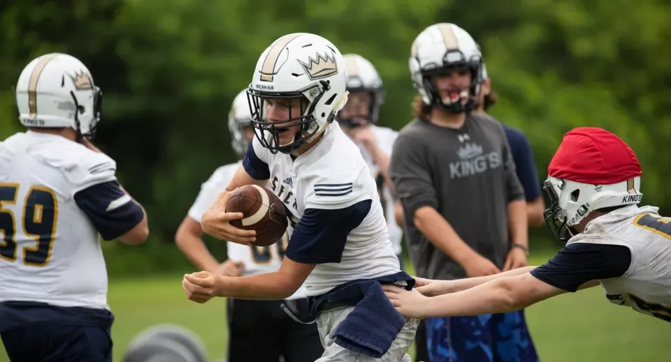 Un giocatore di football americano della Southwest Christian Academy corre con la palla durante un allenamento.