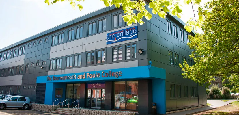 L'edificio a più piani del Bournemouth & Poole College è circondato da una verde vegetazione.