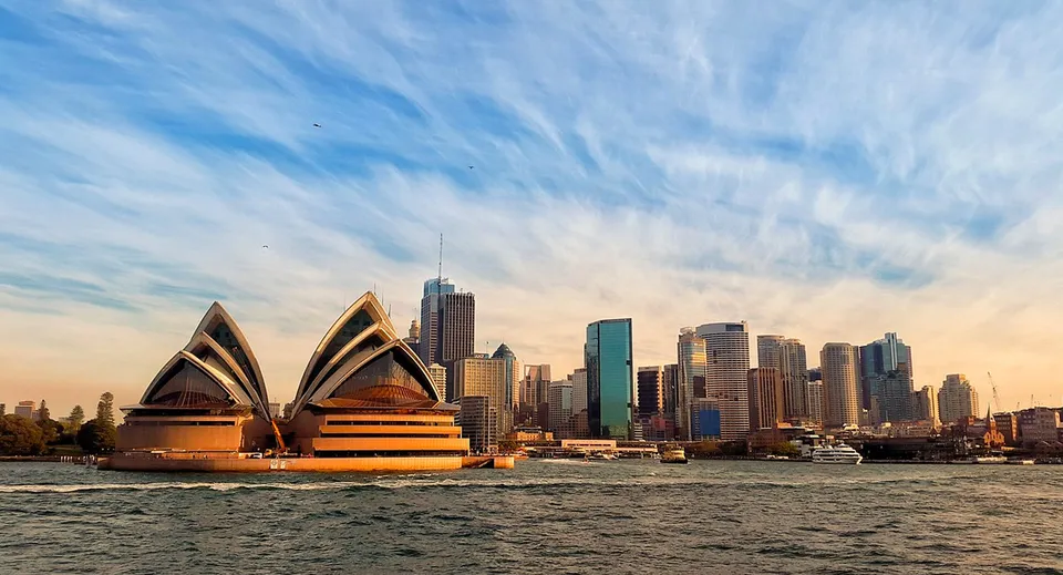 L'immagine mostra la Sydney Opera House davanti allo skyline di Sydney nel campus del Pymble Ladies College.