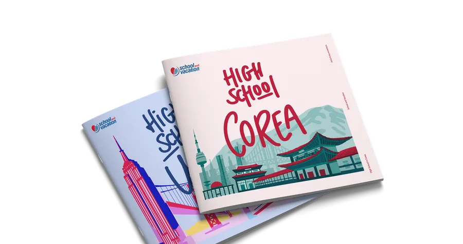 Due brochure «High School Corea» di School and Vacation con illustrazione dello skyline coreano