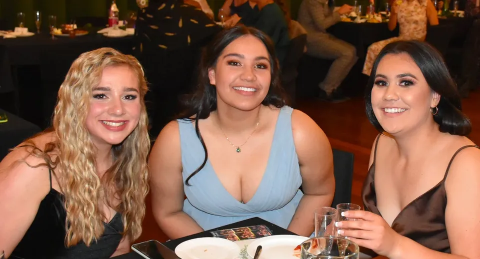 Tre studentesse posano insieme durante un evento al Solway College.