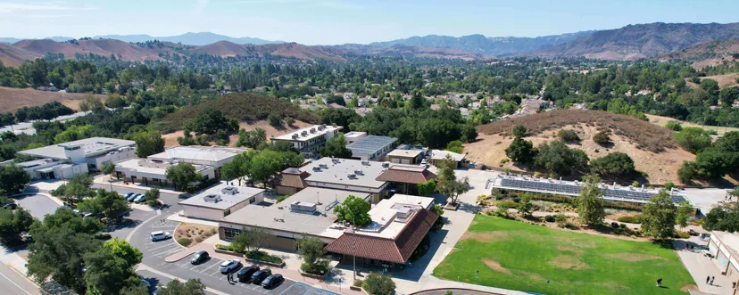 Vista aerea del campus dell'Oak Park Unified School District con vari edifici e colline sullo sfondo.