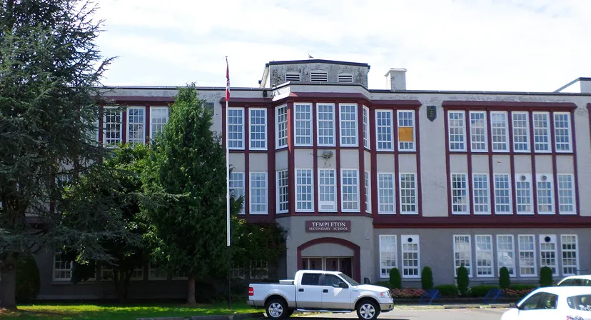 L'edificio in mattoni a più piani con una torretta si trova nel campus della Templeton Secondary School.