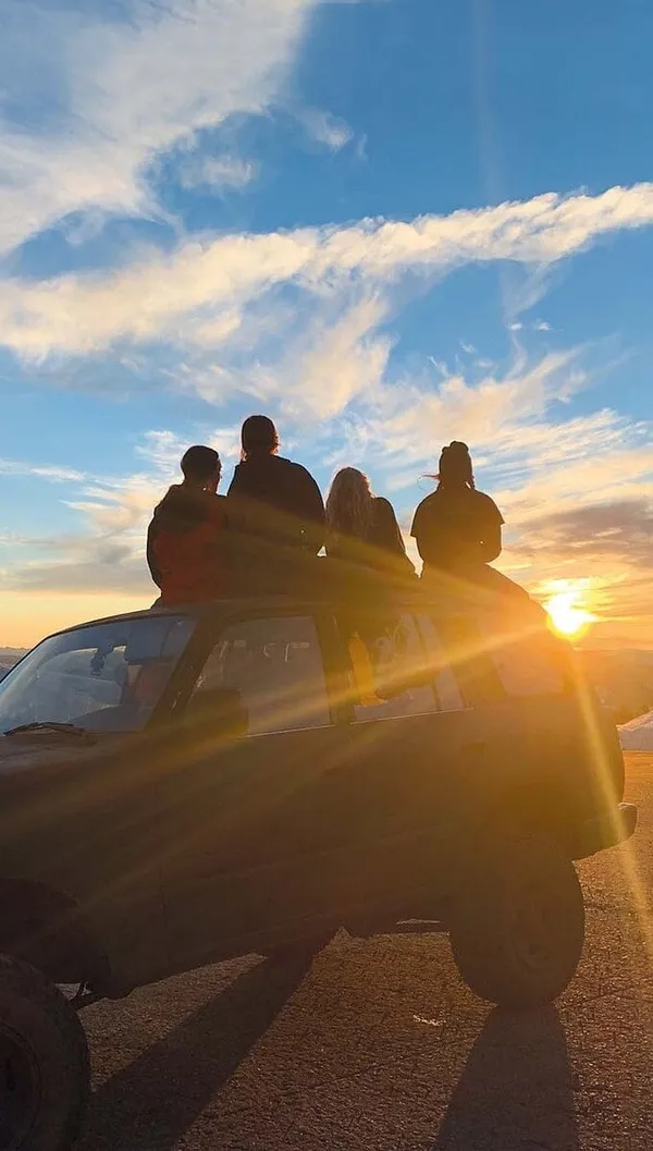 Schüler auf einem Geländewagen im Sonnenuntergang