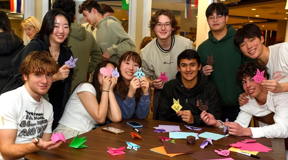 Studenti della Suffield Academy lavorano insieme a un tavolo con colorate figure di origami.