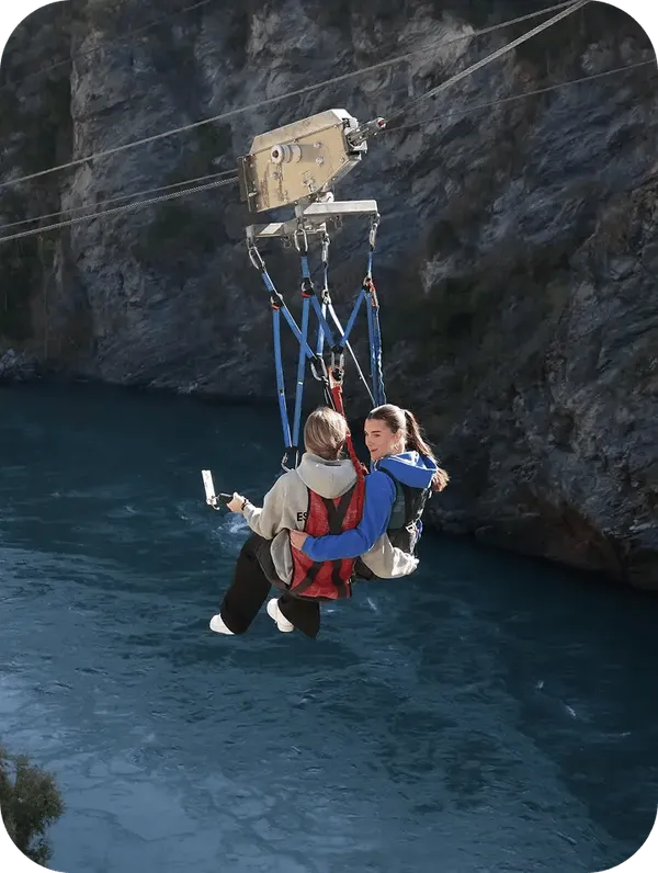 Austauschschüler schweben in einer Seilbahn über einer Schlucht