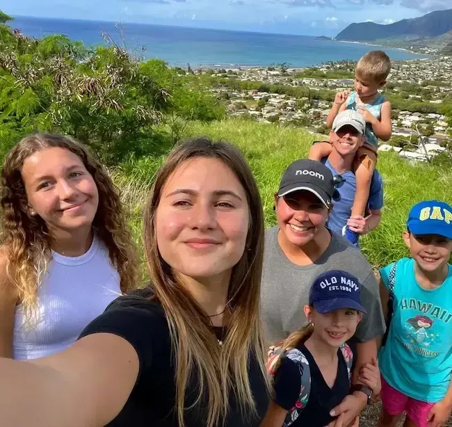 Studentessa in gita con la famiglia ospitante su una collina affacciata sulla costa