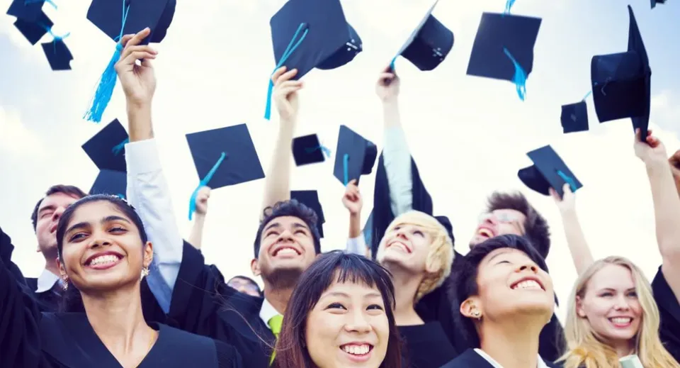Un gruppo di diplomati del Clarin College lancia i propri tocchi nel cielo limpido.