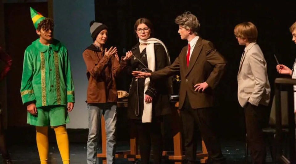 Un gruppo di persone si trova sul palco durante un evento della Sparta High School.