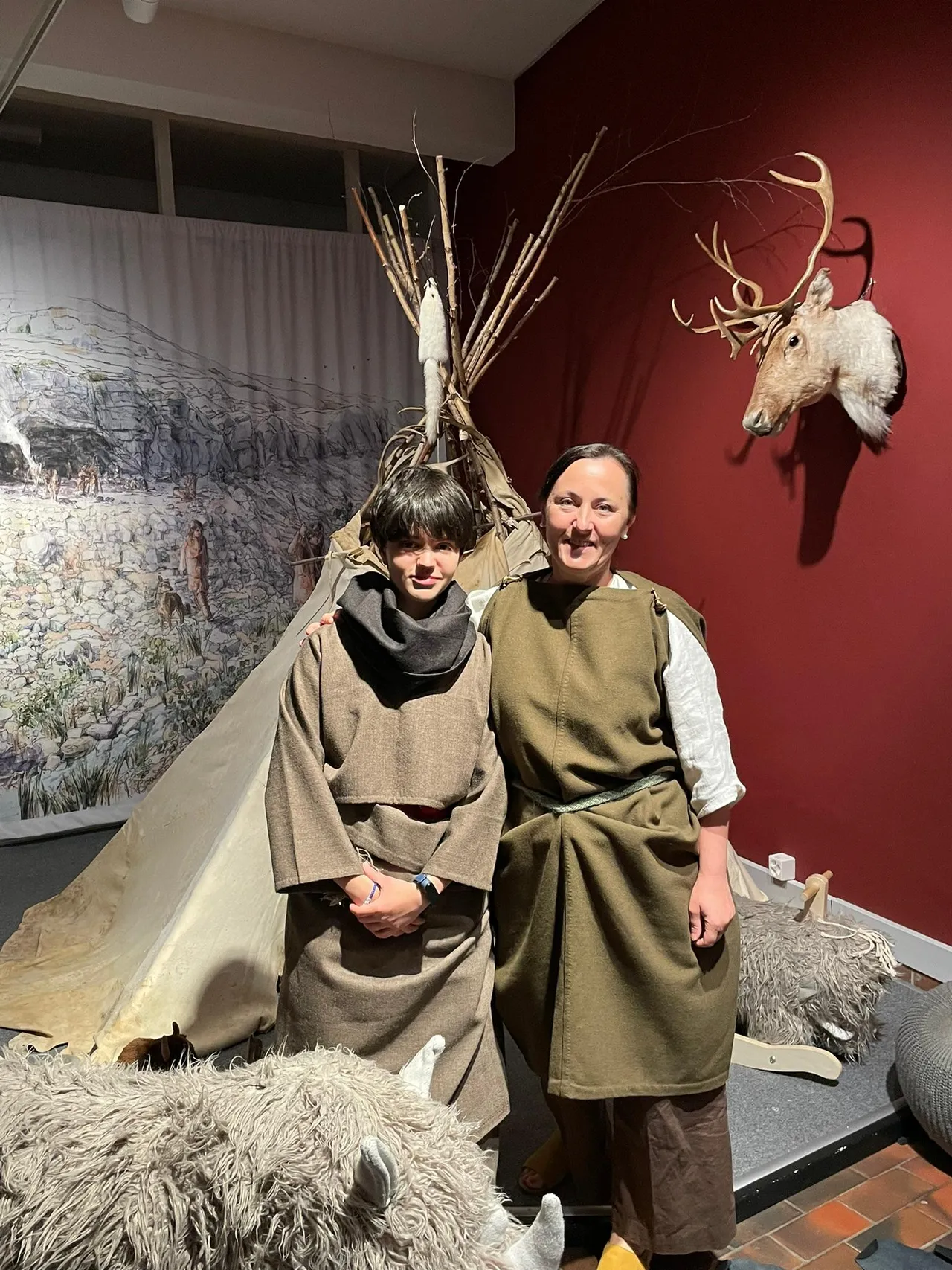 Studente e accompagnatrice in costumi storici durante la visita a un museo