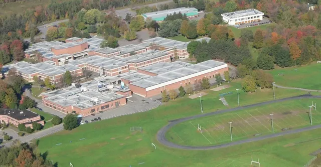 L'ampio campus della Massey-Vanier High School è circondato da alberi e si trova accanto a una grande area verde con una strada d'accesso tortuosa.