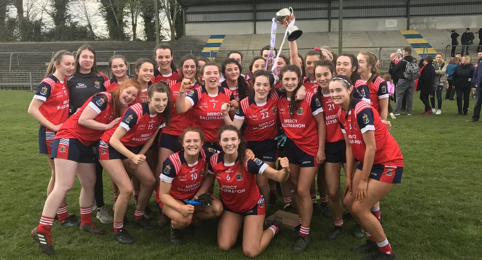 Un gruppo di giovani atlete festeggia un successo sul campo sportivo della Mercy Secondary School Ballymahon.