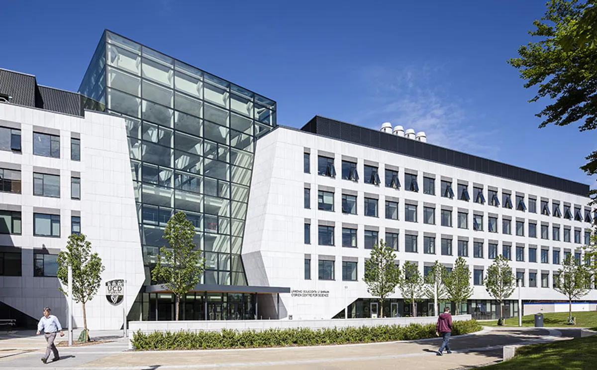 Edificio moderno dell'University College Dublin con facciata bianca e ampio ingresso vetrato