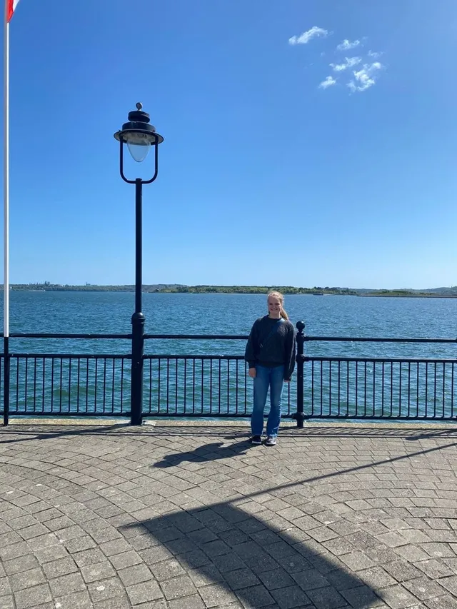 Austauschschülerin an einer Uferpromenade
