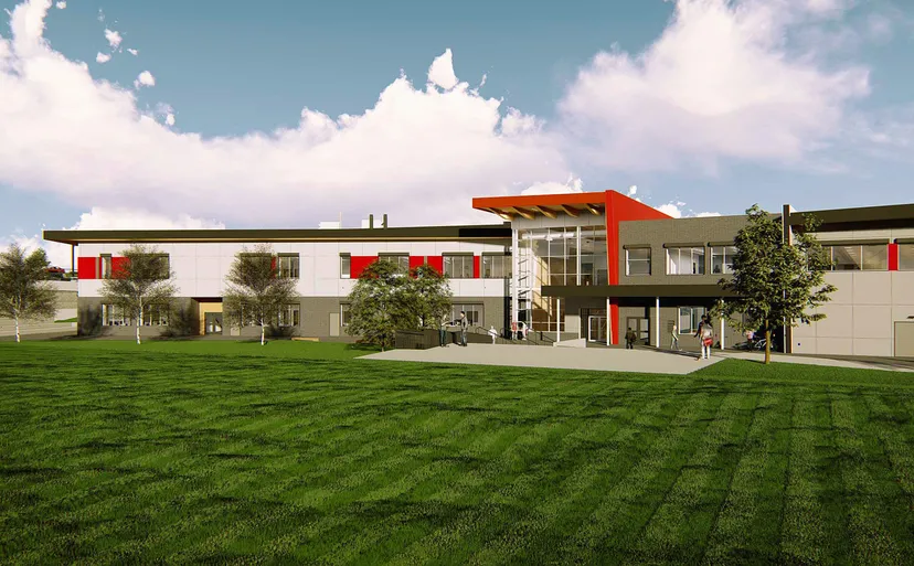 L'edificio moderno a più piani della Valleyview Secondary School sorge su un prato sotto un cielo nuvoloso.