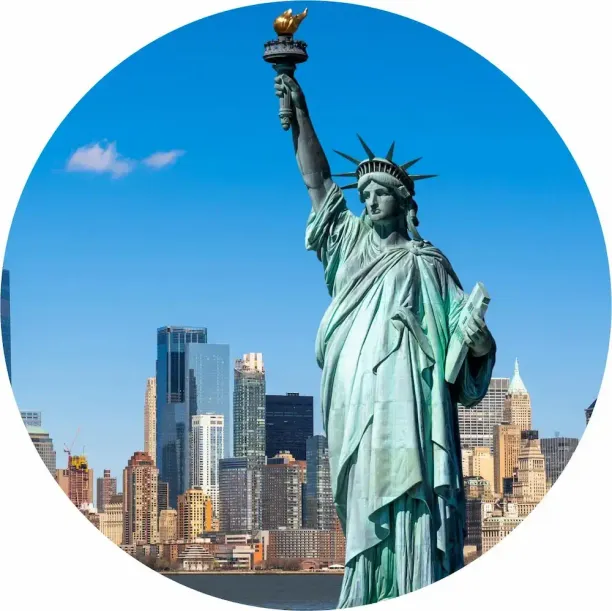 Estatua de la Libertad con los rascacielos de Nueva York al fondo